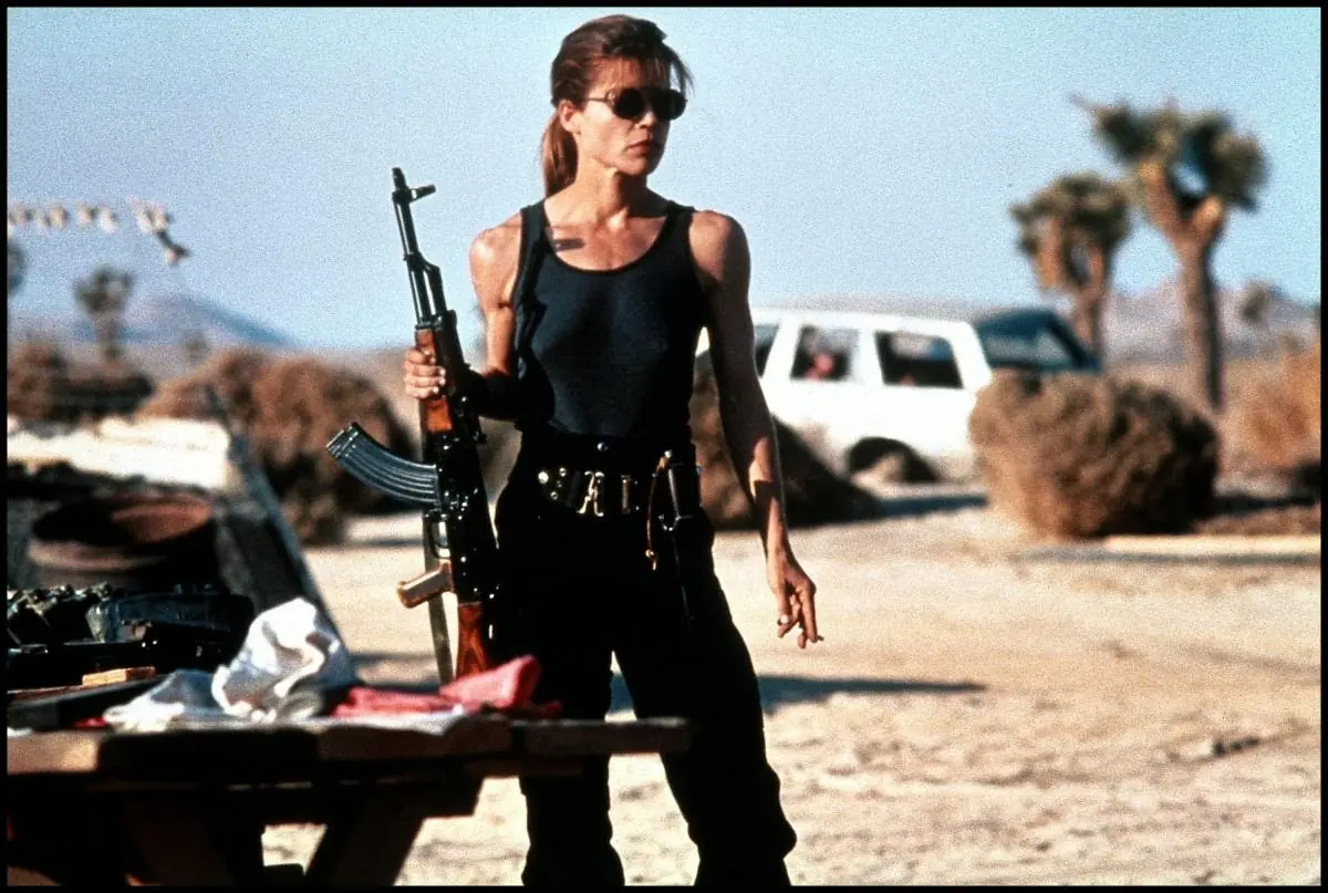 mujeres con pistolas y escopetas