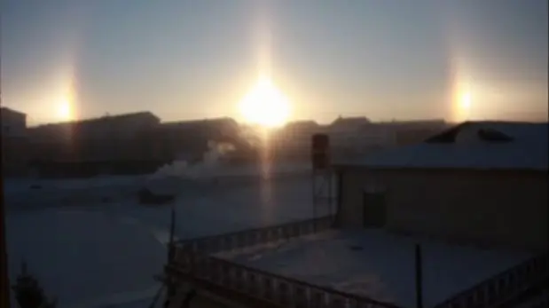 tres soles aparecen en el cielo de Mongolia