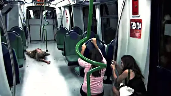 Mujeres son atacadas por zombis