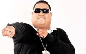 "Por el día Rapero y Por la noche Taringero"