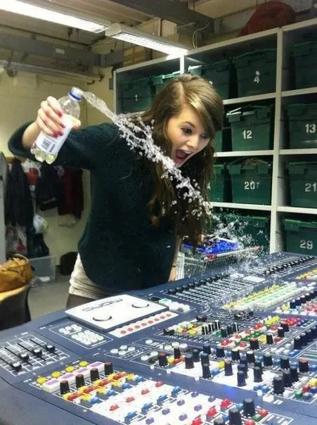 Humor de bajo presupuesto + Boobs.