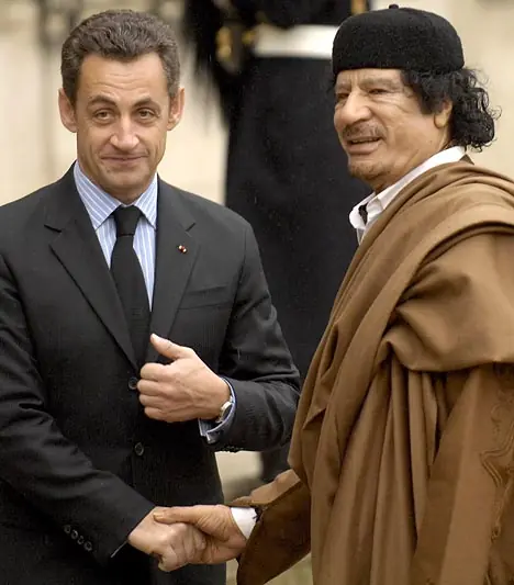 dar la mano
