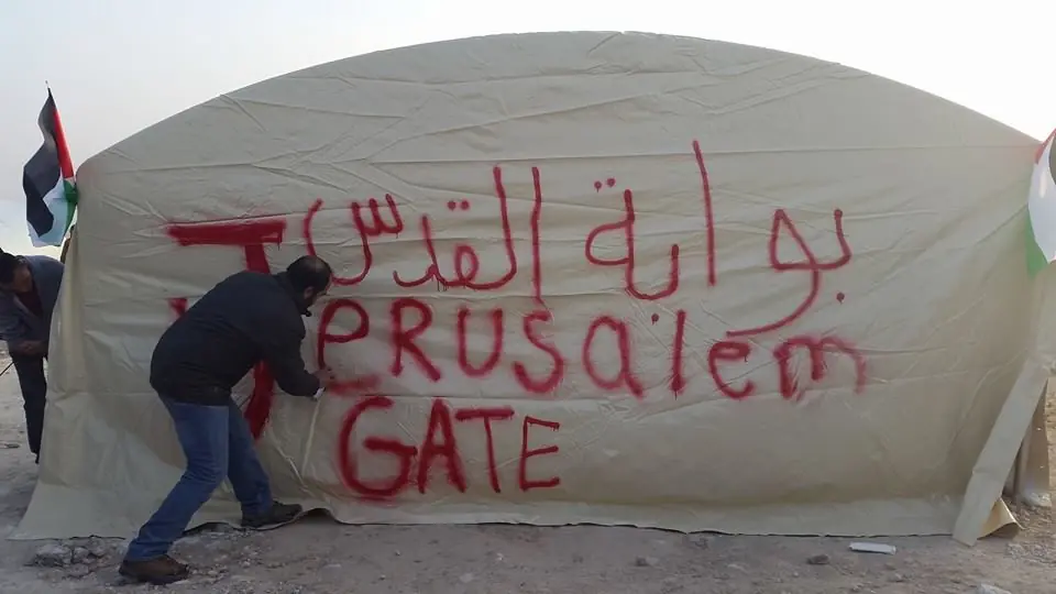 Activistas vuelven a reconstruir campamento de protesta cont