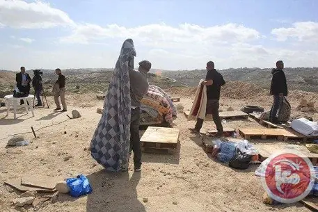 Activistas vuelven a reconstruir campamento de protesta cont