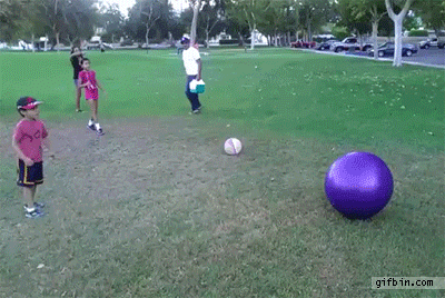 Chicos siendo golpeados por pelotas