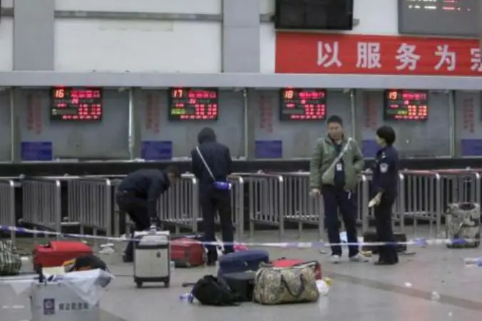 China ejecuta a tres hombres por matanza en estación de tren