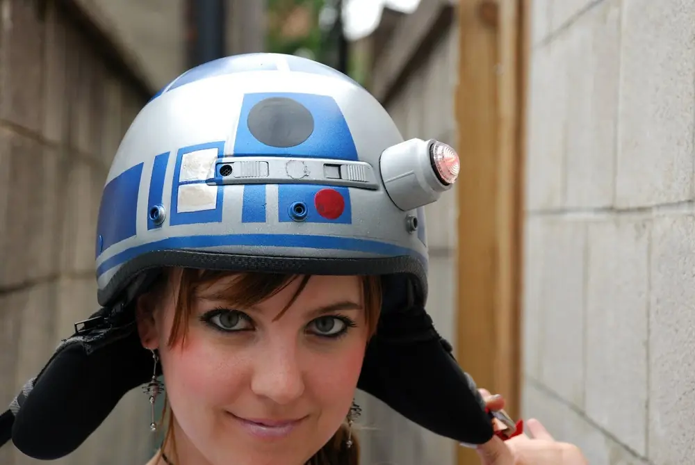 R2-D2 (Arturito) la proteje al andar en moto