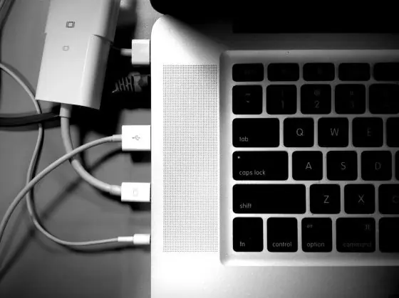 Los cables de los ordenadores se resisten a desaparecer