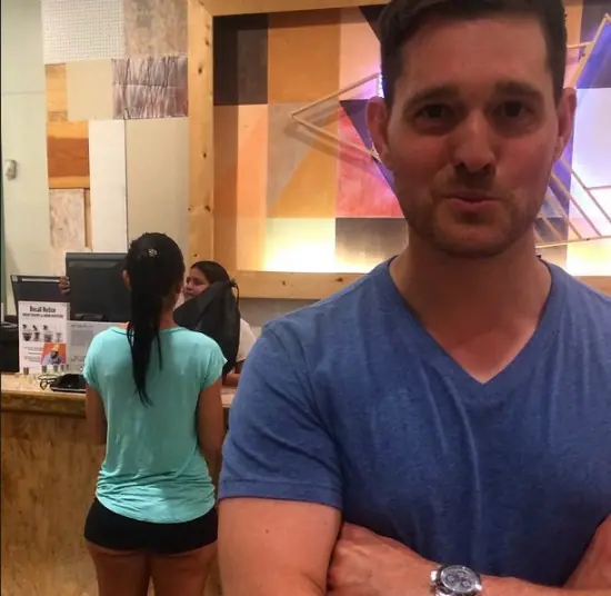 Michael Bublé se disculpó por la foto de cola de una chica