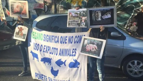 "Protesta" de veganos en la puerta de Masticar
