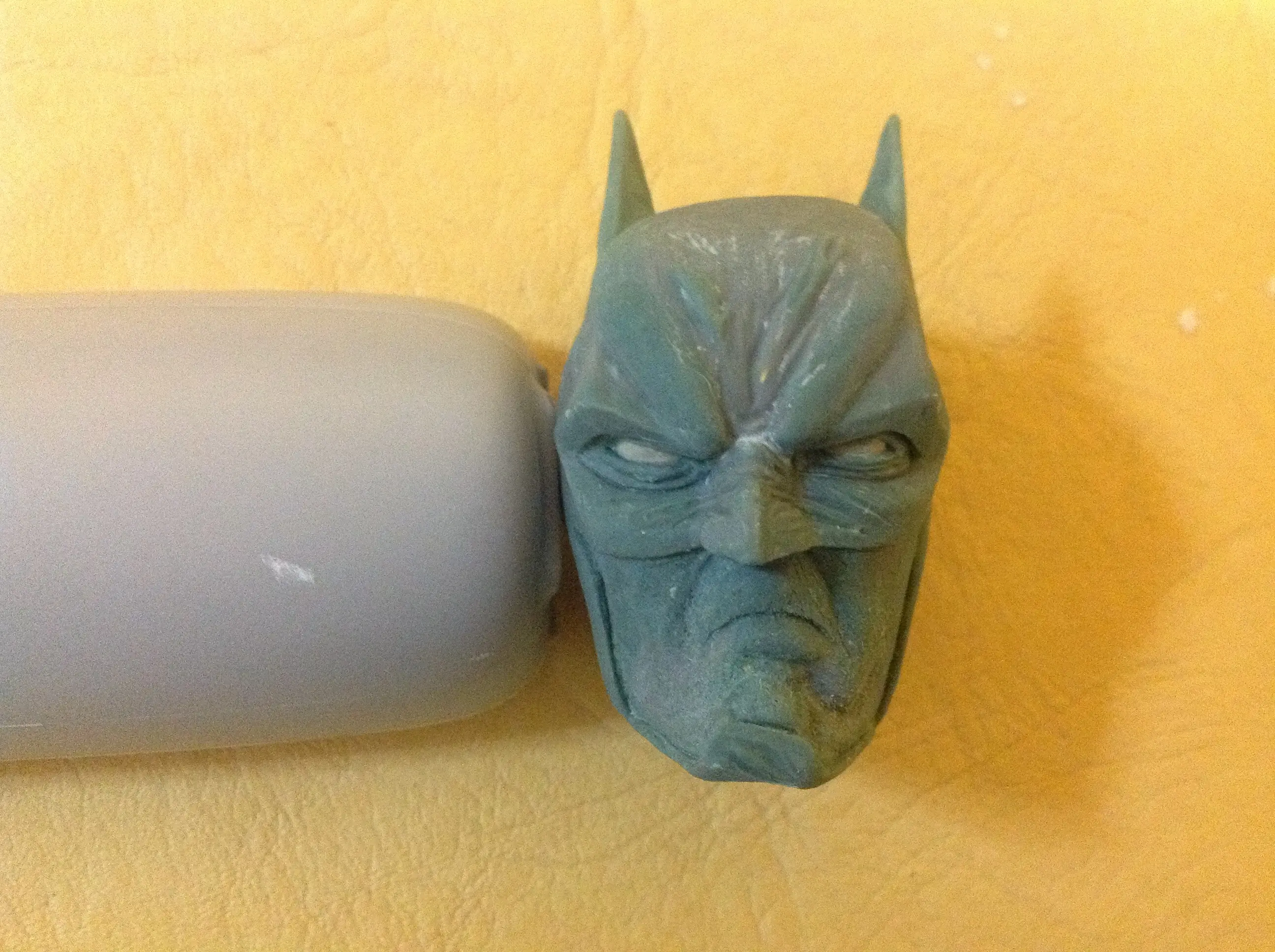 escultura damian wayne