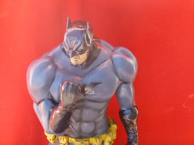 escultura damian wayne