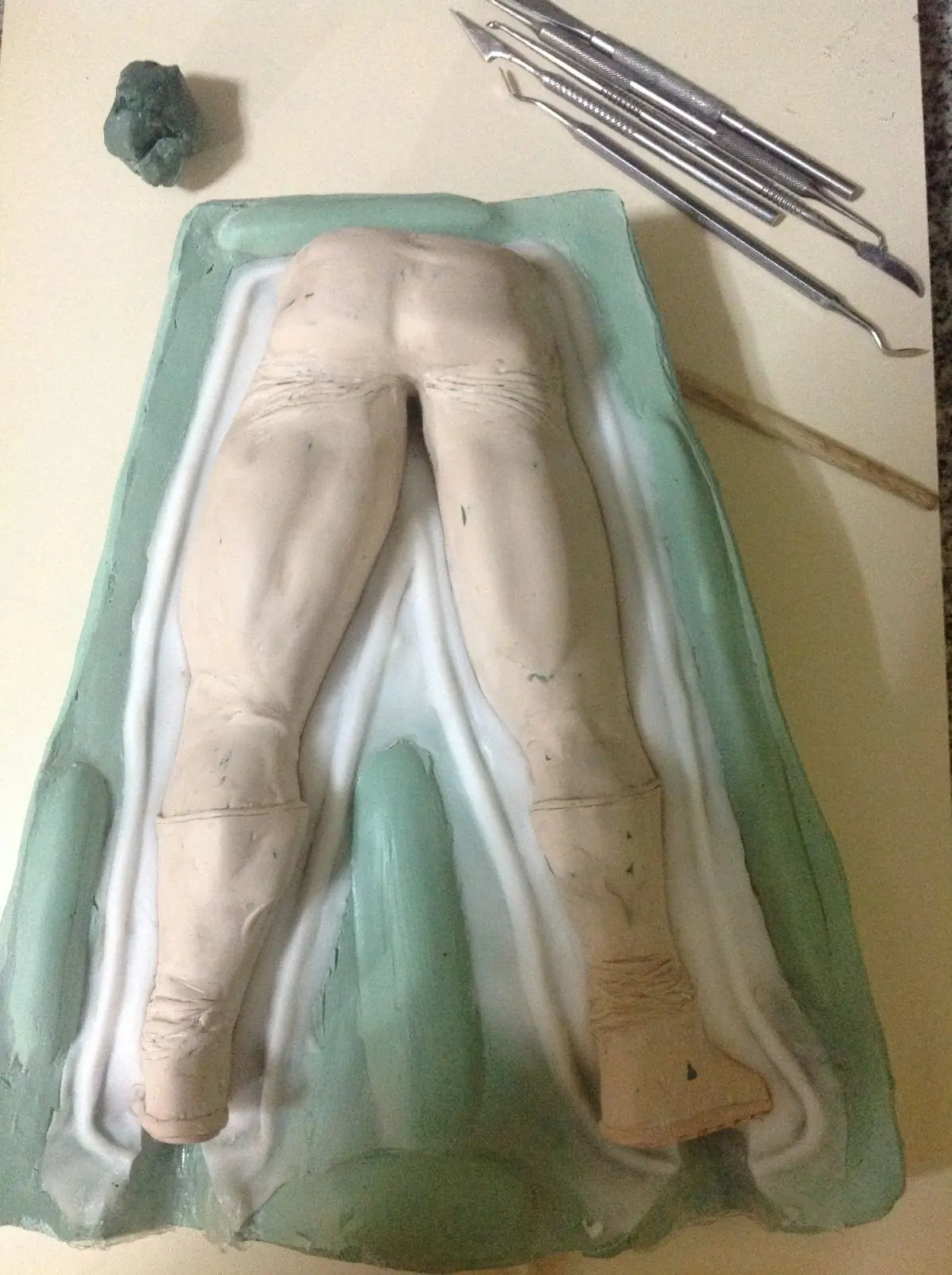 escultura damian wayne