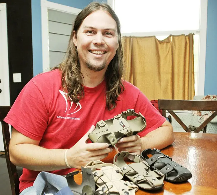 Heroe crea zapatos que crecen en 5 tamaños para los pobres!