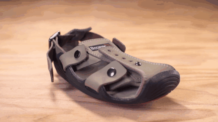 Heroe crea zapatos que crecen en 5 tamaños para los pobres!