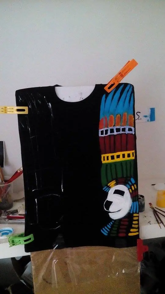 Playera con diseño pintado a mano, espero les guste!
