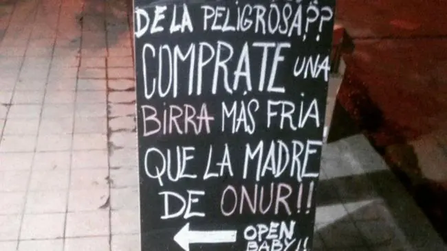 Mira lo que están esos carteles papaa