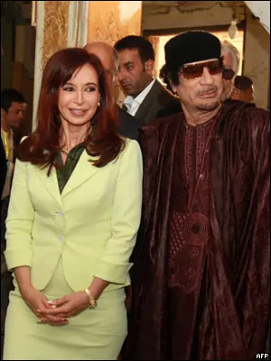 Los mil y un vestidos de Fernández (BBCmundo)