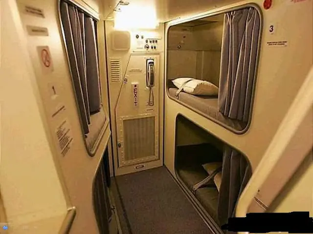 Las azafatas en los aviones.