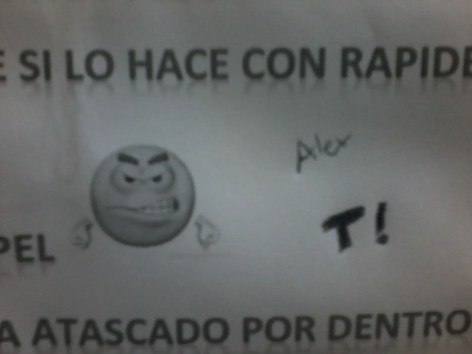 Desmintiendo:"Entré al baño de mi jefa y mirá lo que en..."