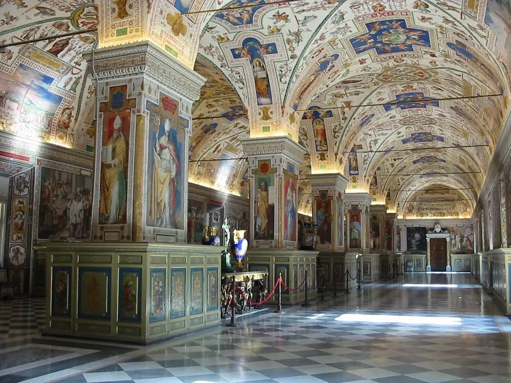 porque el papa no vende todo el vaticano...entra