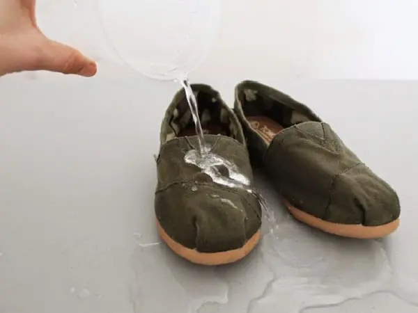 ¡Protege tus zapatos del agua!