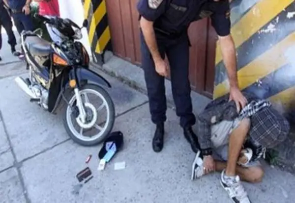 Hombre se defiende a los tiros contra motochorros