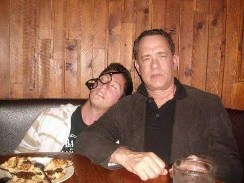 Tom Hanks tomándose fotos con unos borrachos