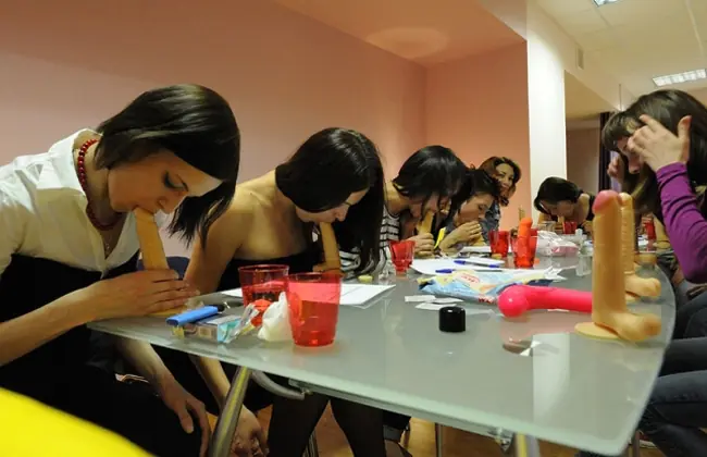 Rusia: Abren escuela para practicar sexo oral