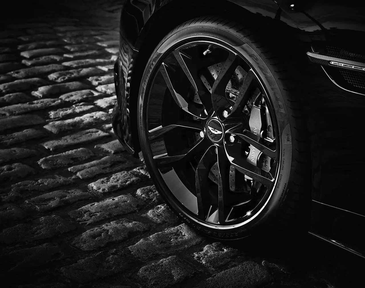 Aston Martin Vanquish Carbon Edition Aston Martin Vanquish Carbon Edition