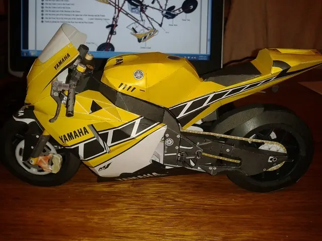 Papercraft Yamaha YZR M1 US