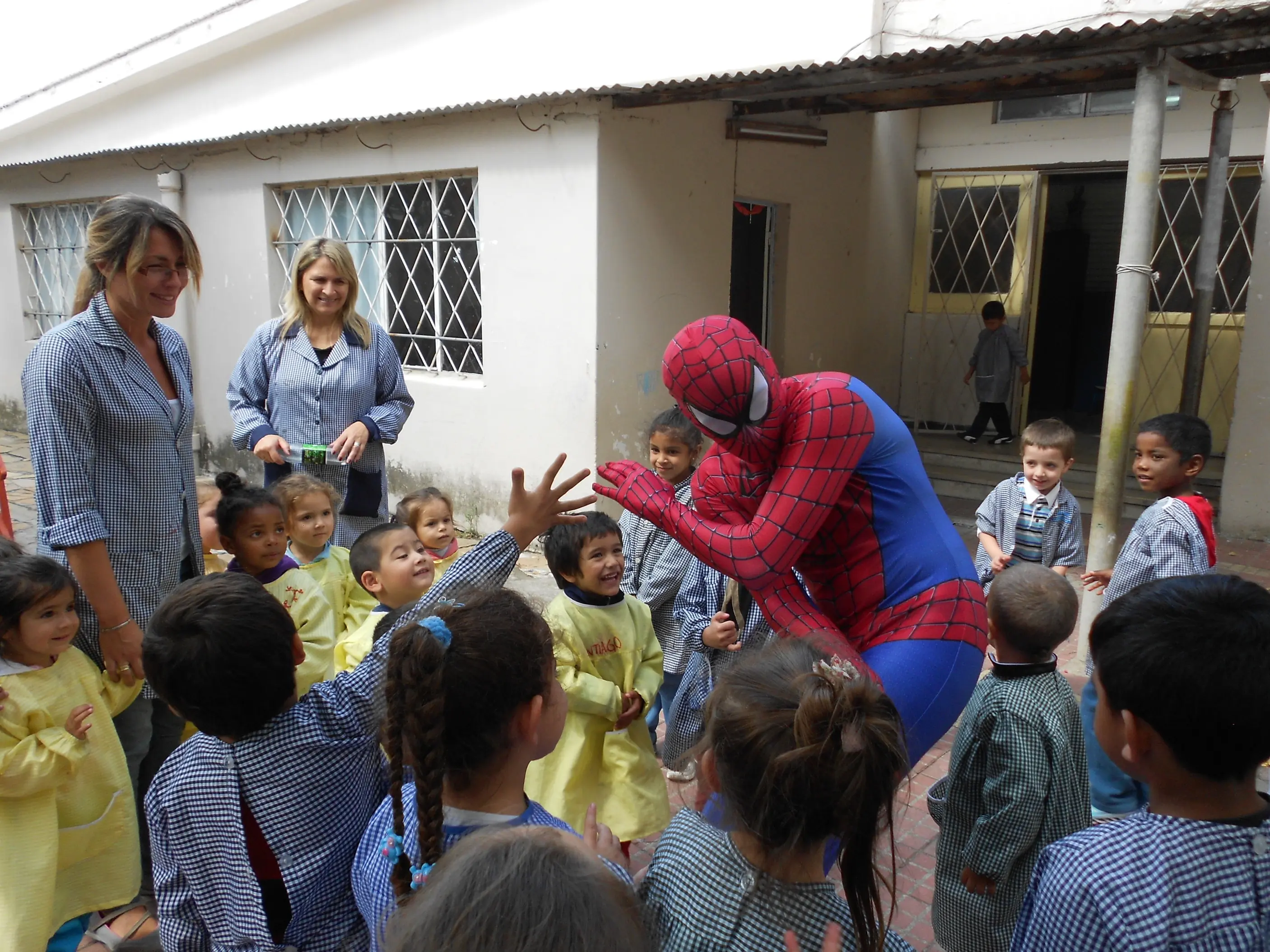 Me vestí de spiderman y fui a una escuela.