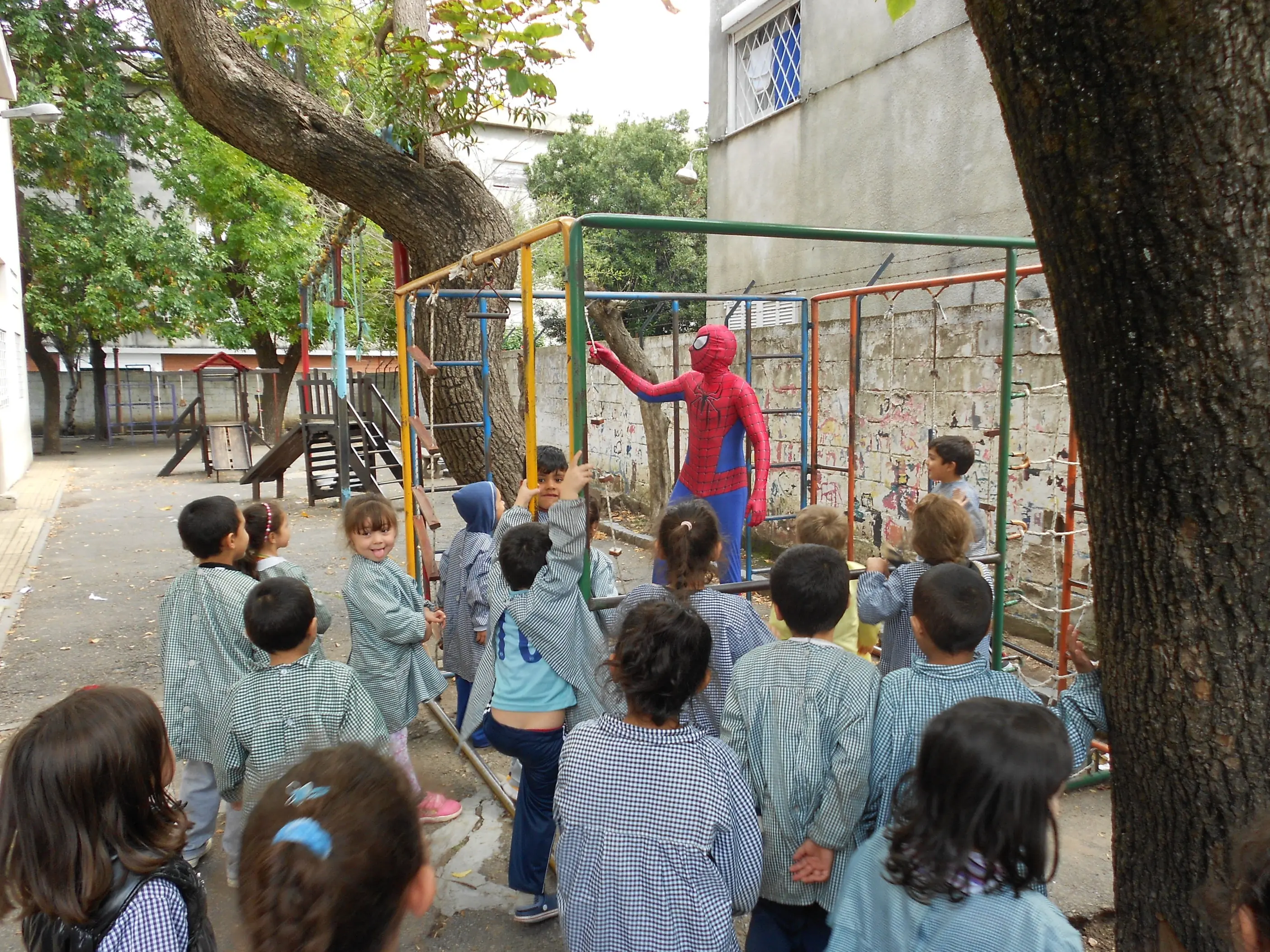 Me vestí de spiderman y fui a una escuela. Me vestí de spiderman y fui a una escuela.