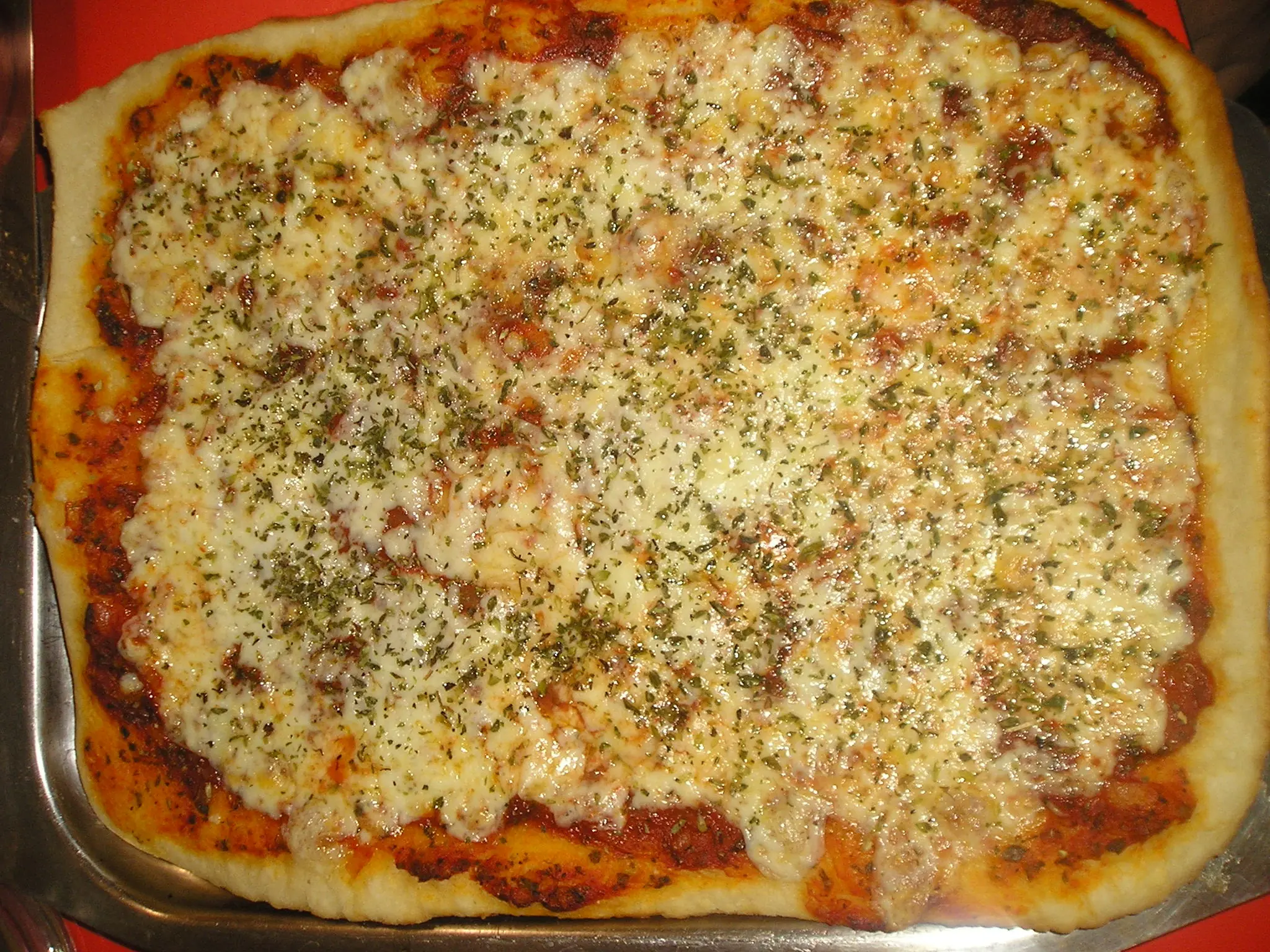 Pizza rectangular con mozzarella [foto receta]