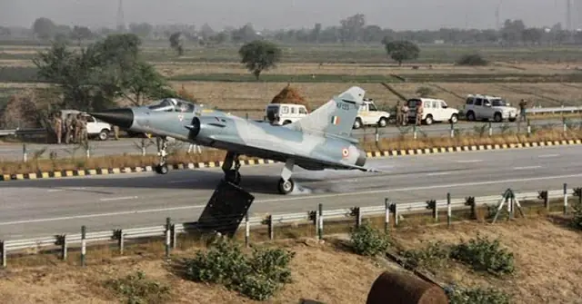 Mirage 2000 aterrizan en autopistas de la India