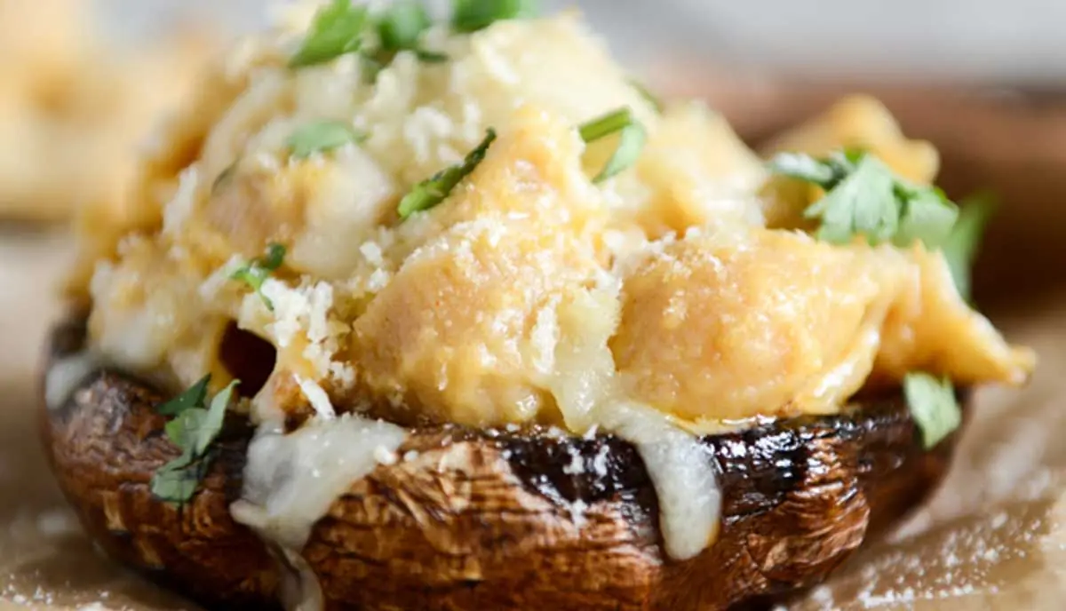 Hongos portobello rellenos de macarrones con queso