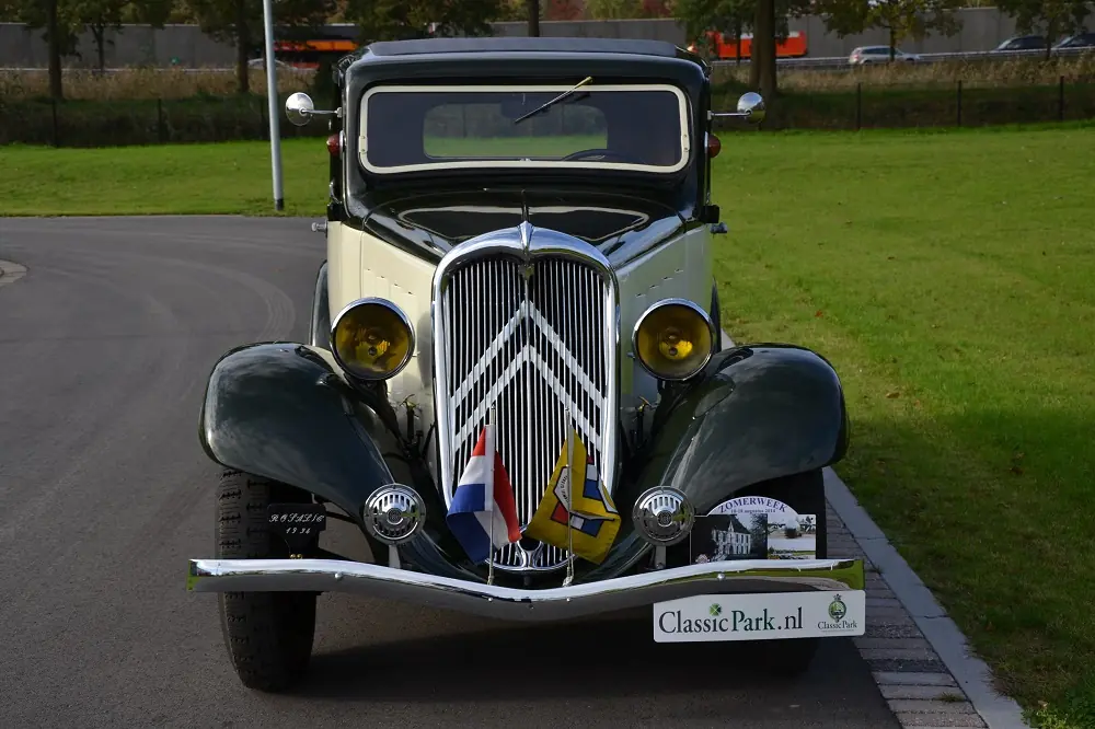 Autos antiguos con nombres de mujer