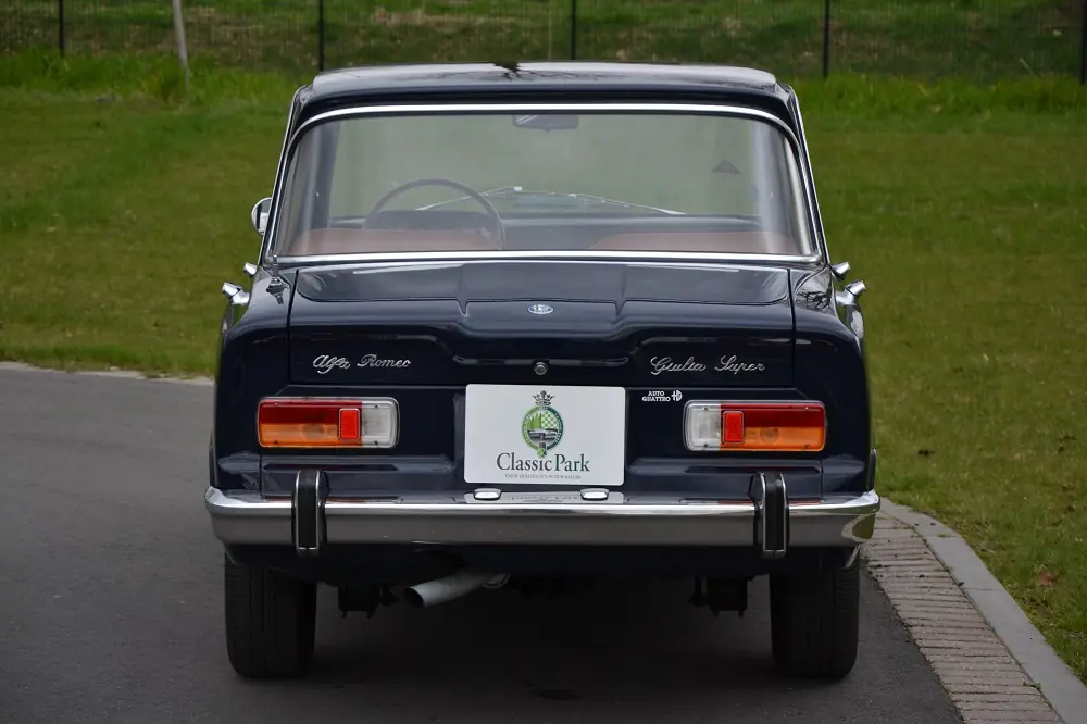 Autos antiguos con nombres de mujer