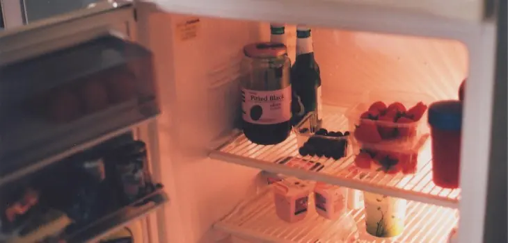 ¿Por qué los refrigeradores tienen puertas magnéticas?