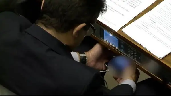 Atrapan a diputado brasileño mirando porno en plena sesión!