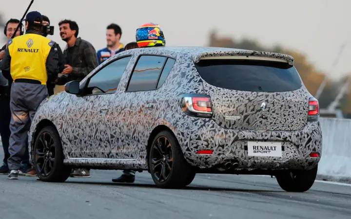 Renault mostro el Sandero RS junto a sus deportivos clásicos