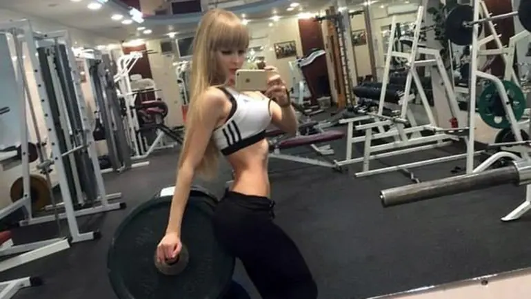 Las fotos de una "Barbie humana" que es muñeca de sus padres