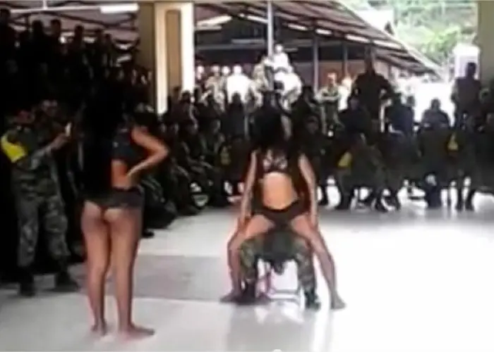¿Soldados colombiano entrenan con strippers?