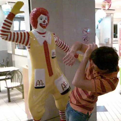 18 Personas que no se pueden contener a "Molestar"a Ronald
