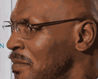 Se le ve un pezón en el video