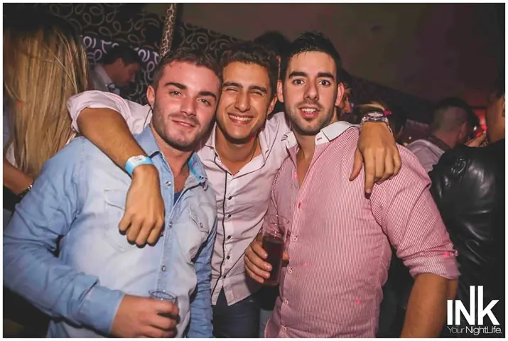 Trabajo en un boliche, te lo muestro y te Invito 2da parte
