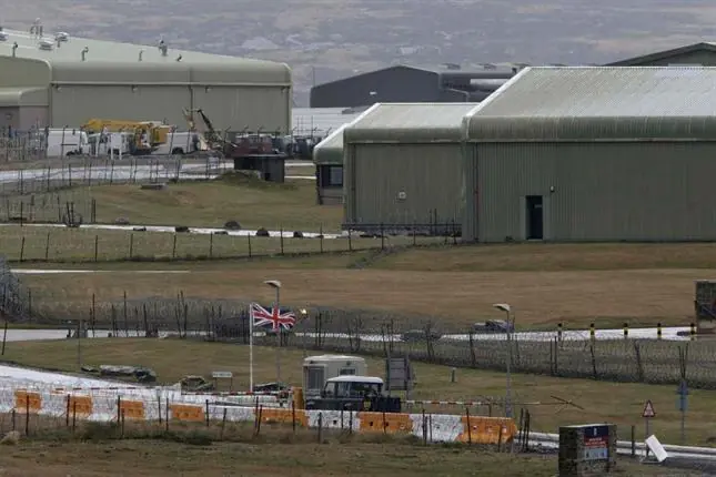 Dos aviones de guerra ingleses escoltaron a un jet privado q