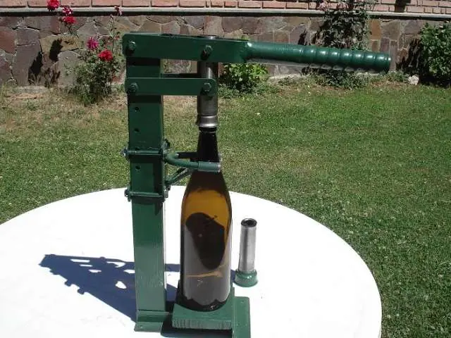 Forjé un tapador de botellas
