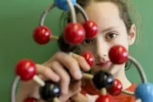 niña de 10 años descubre molecula que almacena energia
