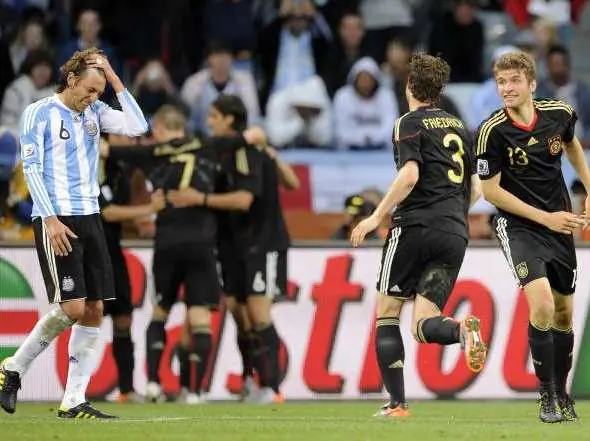 Que el fútbol nos una, que no nos separe!